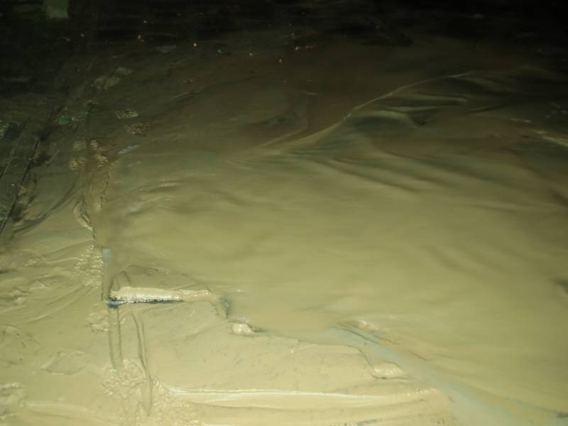 Straat blank door gesprongen waterleiding