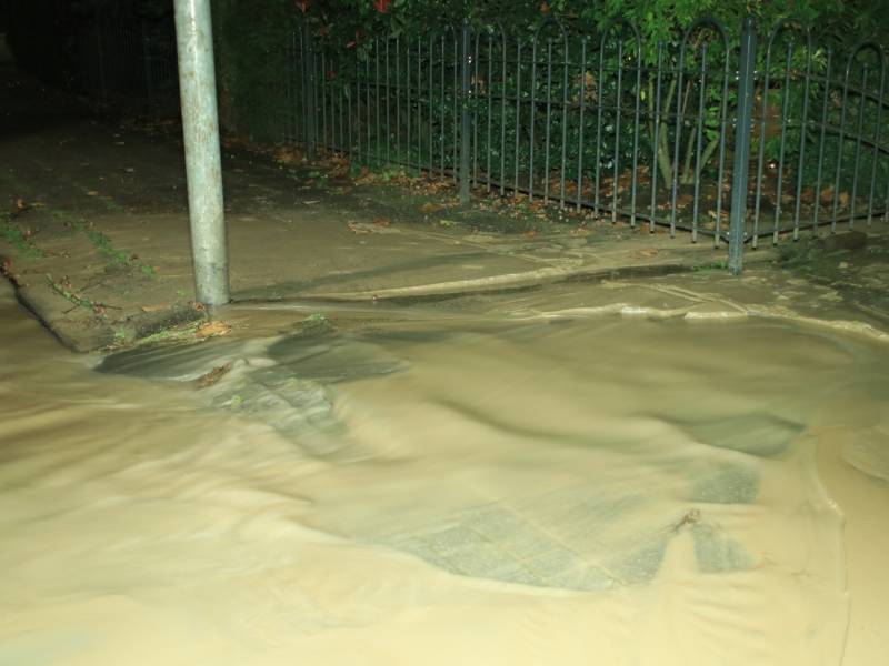 Straat blank door gesprongen waterleiding