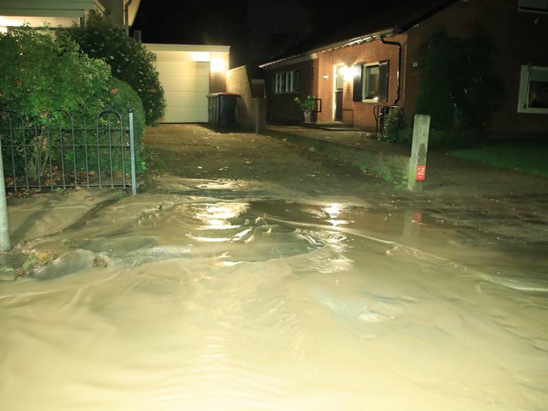 Straat blank door gesprongen waterleiding