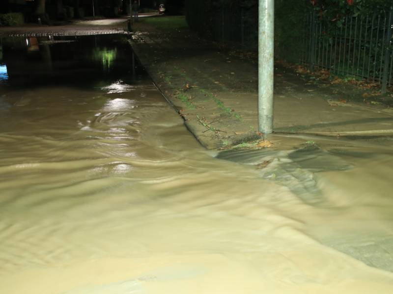 Straat blank door gesprongen waterleiding