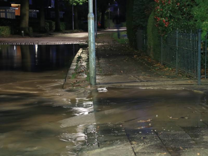 Straat blank door gesprongen waterleiding