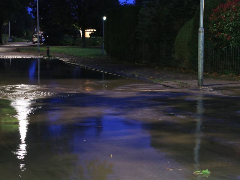 Straat blank door gesprongen waterleiding