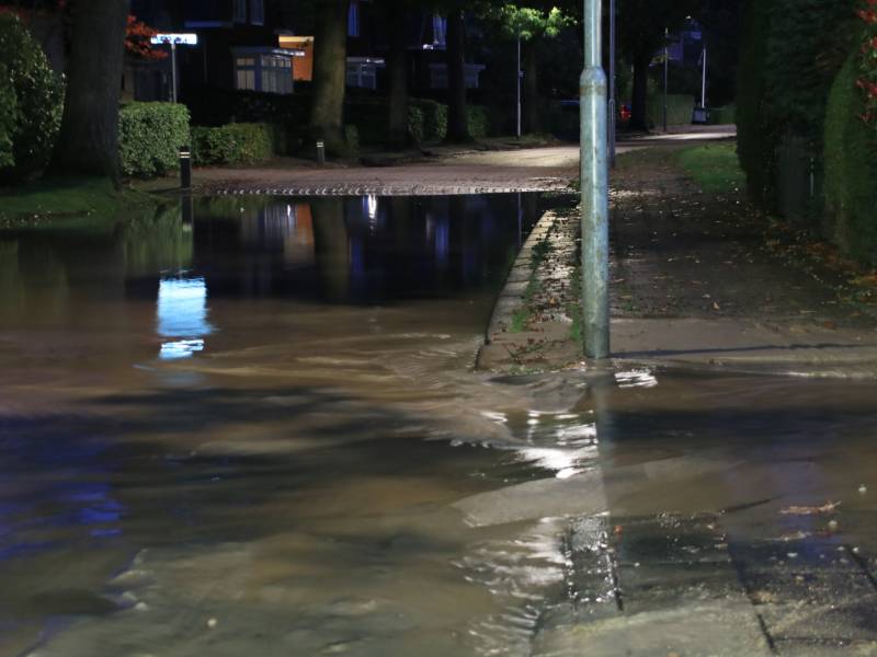 Straat blank door gesprongen waterleiding