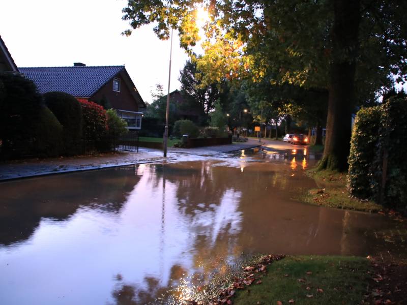 Straat blank door gesprongen waterleiding