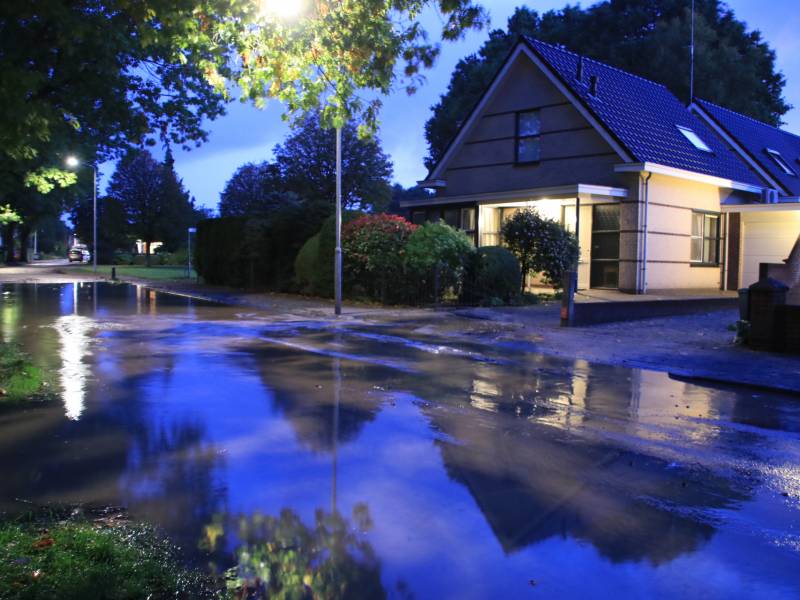 Straat blank door gesprongen waterleiding