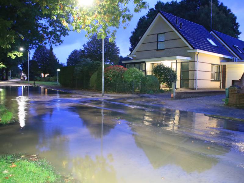 Straat blank door gesprongen waterleiding