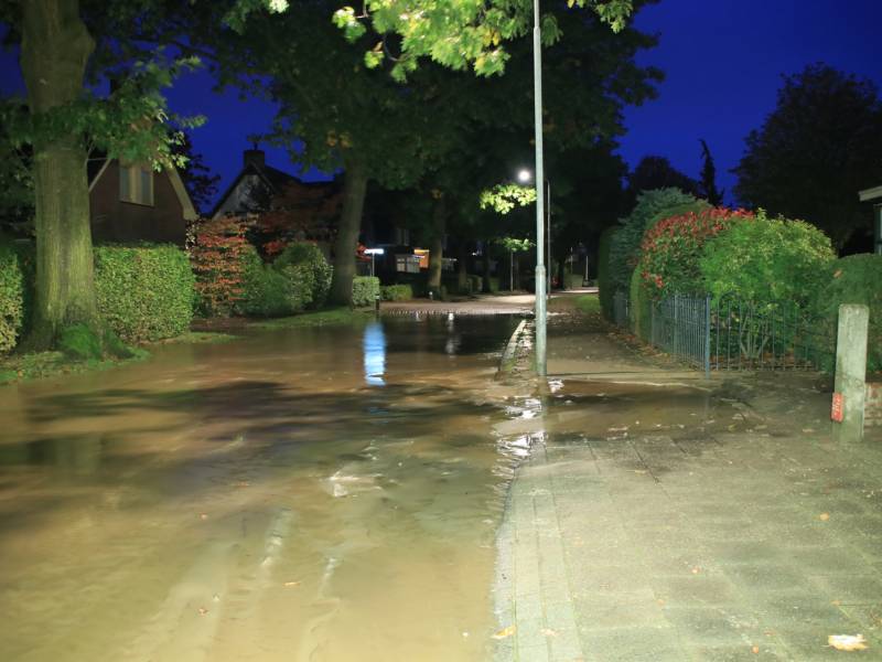 Straat blank door gesprongen waterleiding