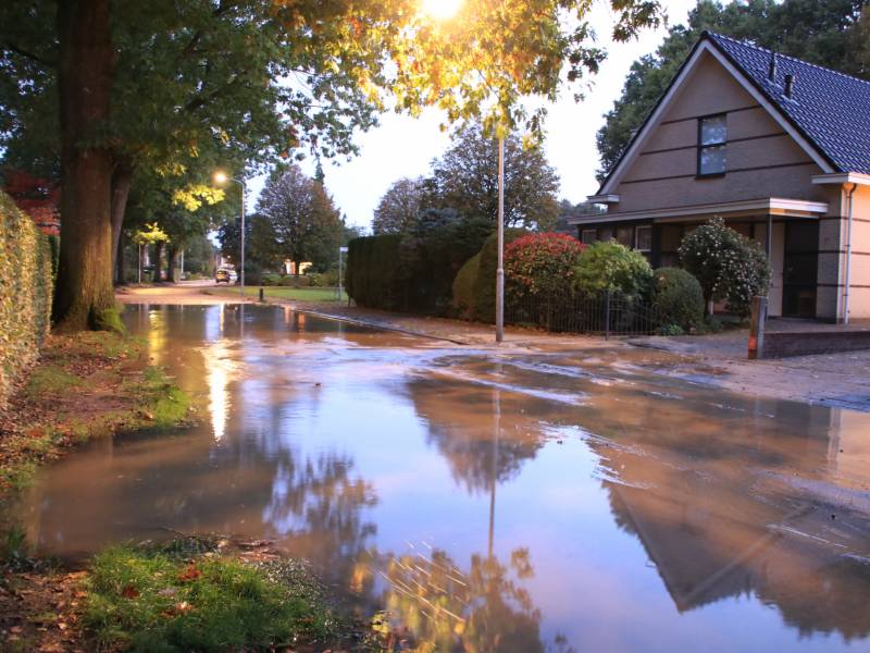 Straat blank door gesprongen waterleiding
