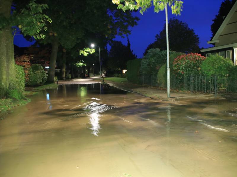 Straat blank door gesprongen waterleiding