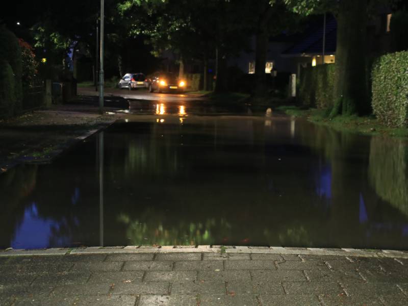 Straat blank door gesprongen waterleiding