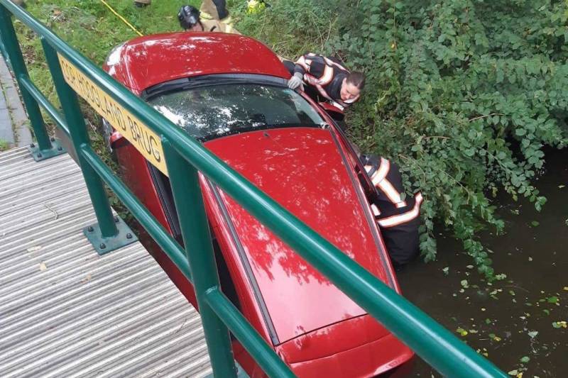 Automobiliste rijdt achteruit de sloot in