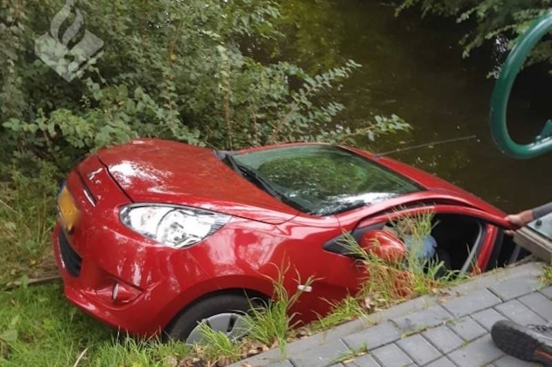 Automobiliste rijdt achteruit de sloot in