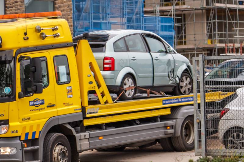 Flinke schade bij aanrijding bouwterrein in Hoogkwartier