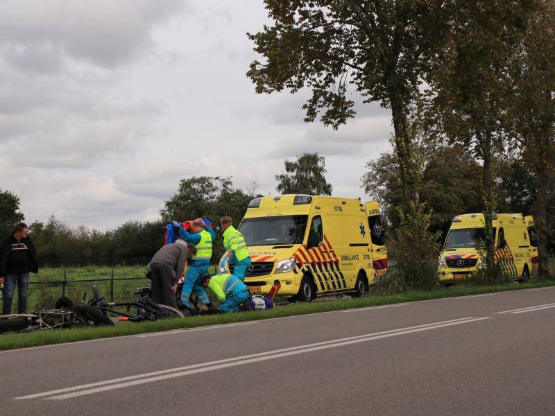 Twee gewonden na botsing tussen brommer en fiets