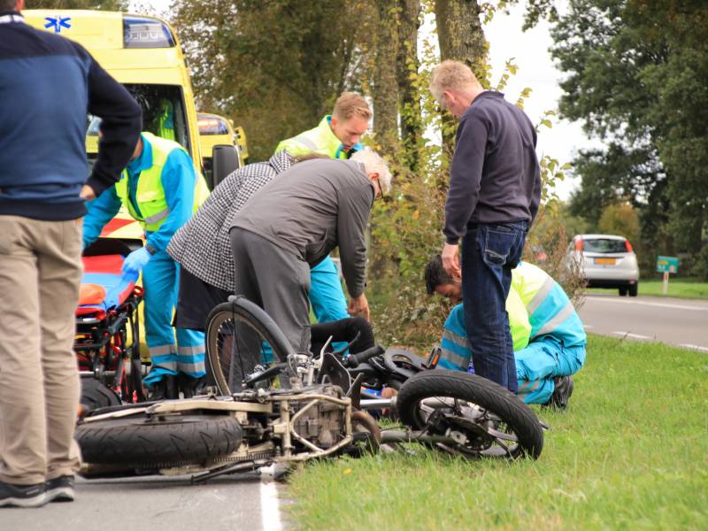 Twee gewonden na botsing tussen brommer en fiets
