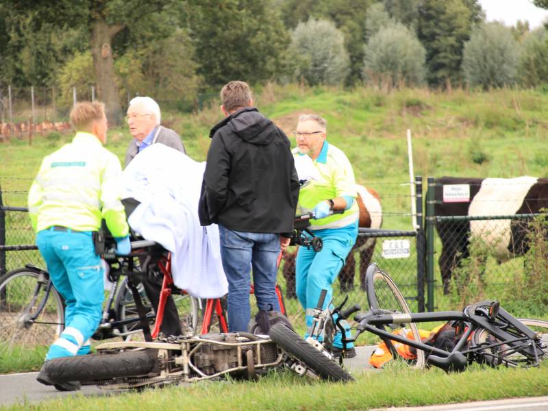 Twee gewonden na botsing tussen brommer en fiets