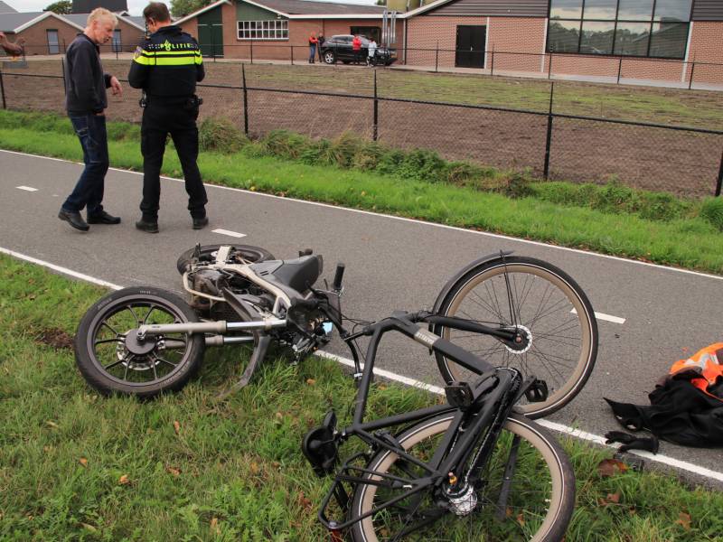 Twee gewonden na botsing tussen brommer en fiets
