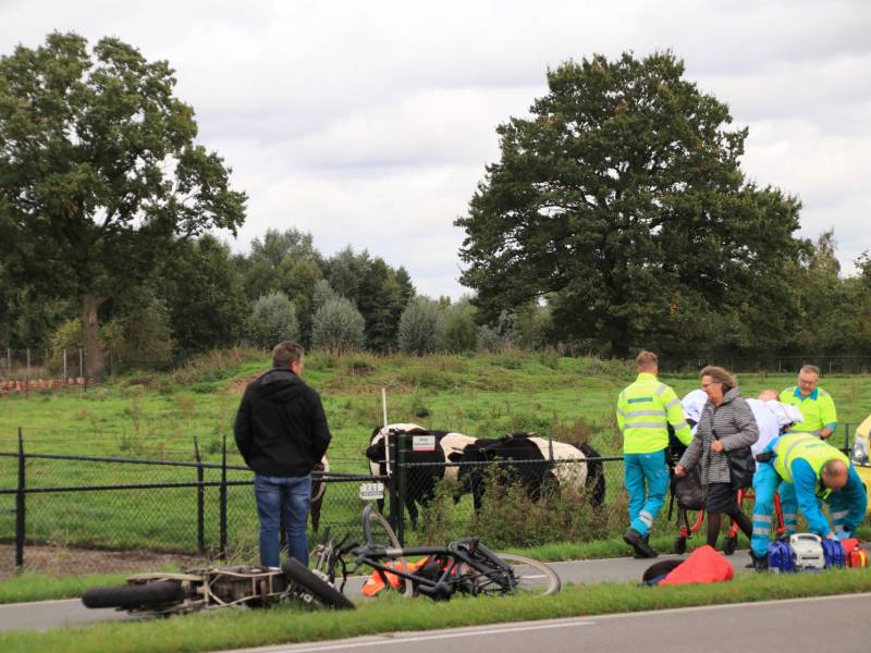 Twee gewonden na botsing tussen brommer en fiets