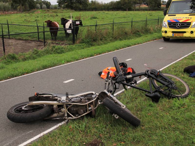 Twee gewonden na botsing tussen brommer en fiets