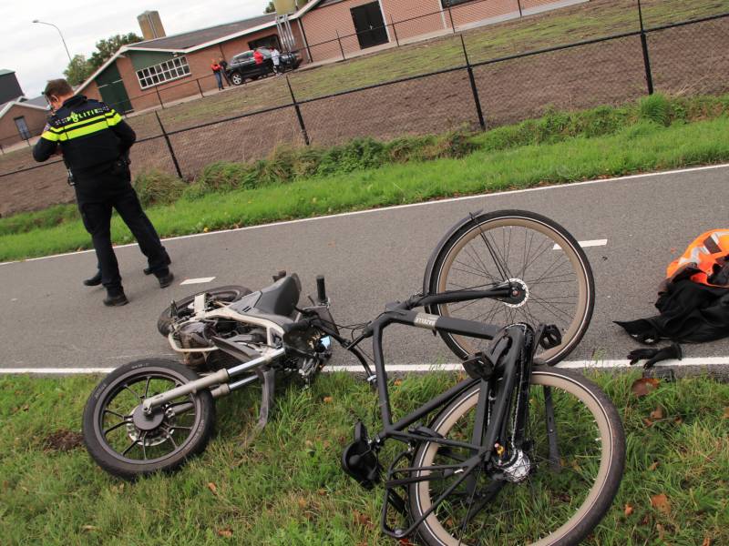 Twee gewonden na botsing tussen brommer en fiets