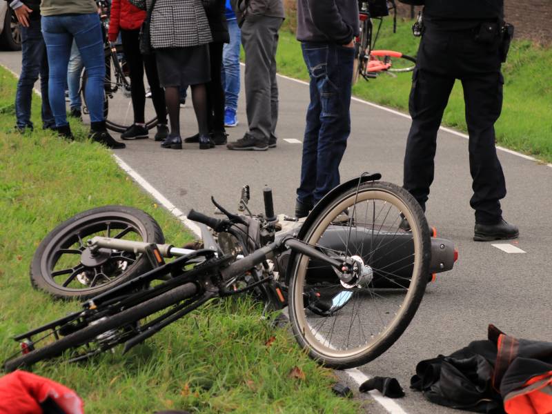 Twee gewonden na botsing tussen brommer en fiets