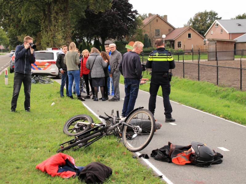Twee gewonden na botsing tussen brommer en fiets