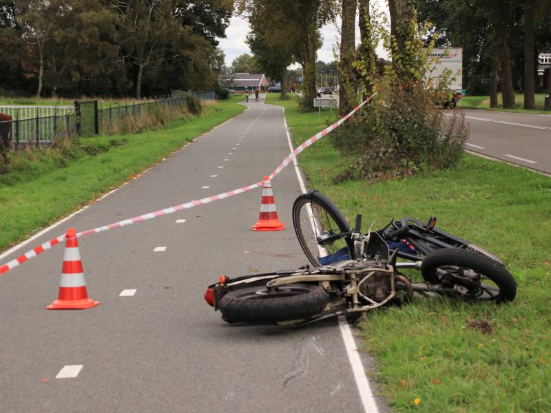Twee gewonden na botsing tussen brommer en fiets