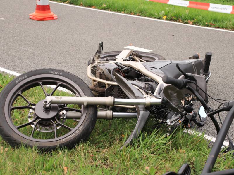 Twee gewonden na botsing tussen brommer en fiets