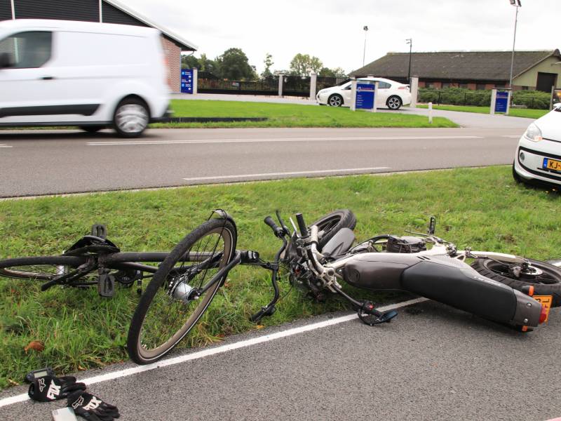 Twee gewonden na botsing tussen brommer en fiets