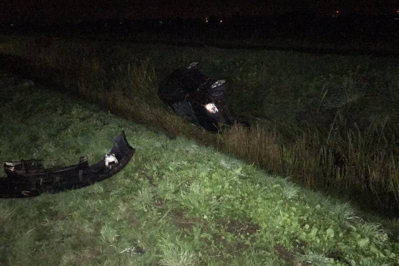 Auto raakt van snelweg en belandt in sloot