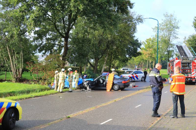 Vrouw bekneld bij frontale aanrijding