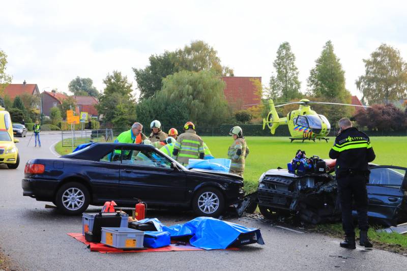 Vrouw bekneld bij frontale aanrijding