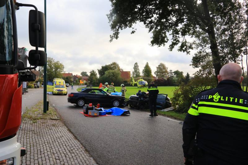 Vrouw bekneld bij frontale aanrijding