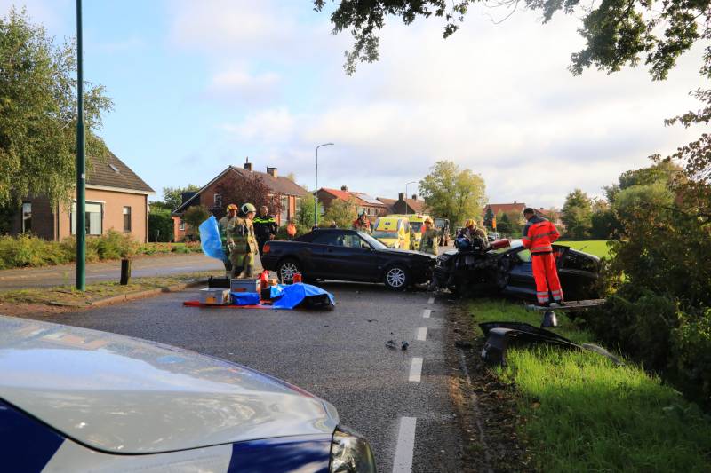 Vrouw bekneld bij frontale aanrijding