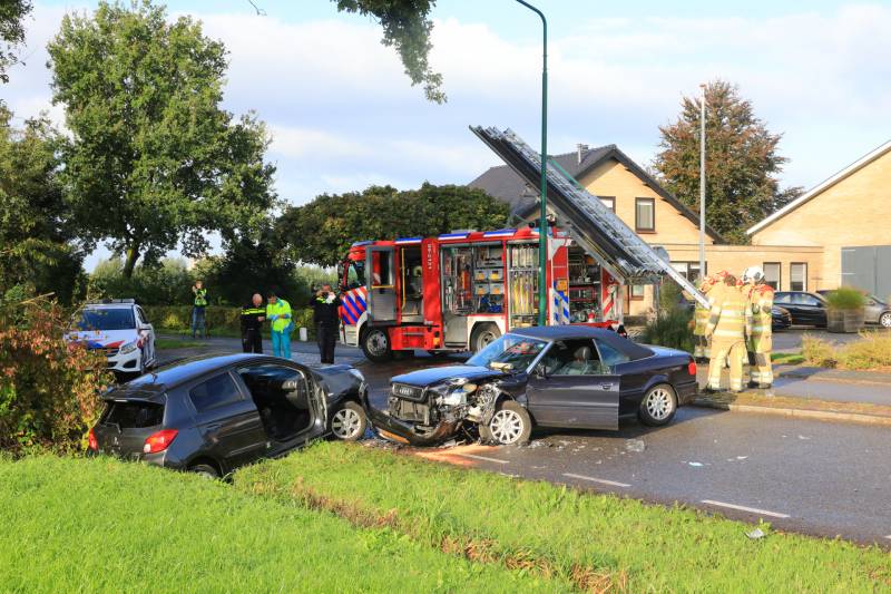 Vrouw bekneld bij frontale aanrijding