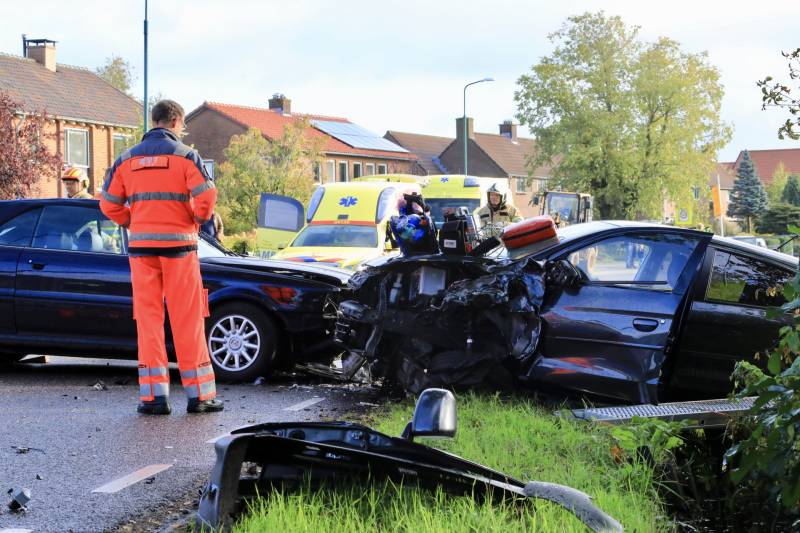 Vrouw bekneld bij frontale aanrijding