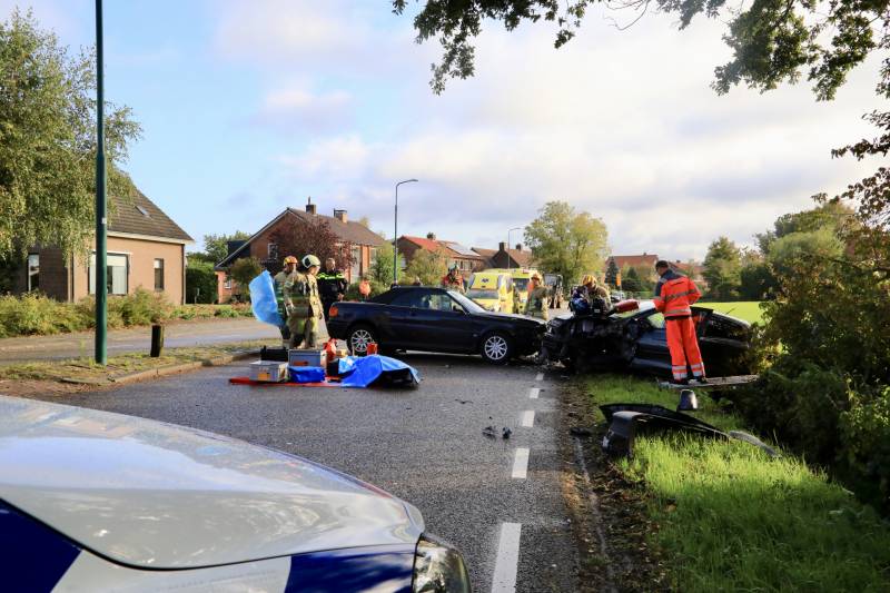 Vrouw bekneld bij frontale aanrijding