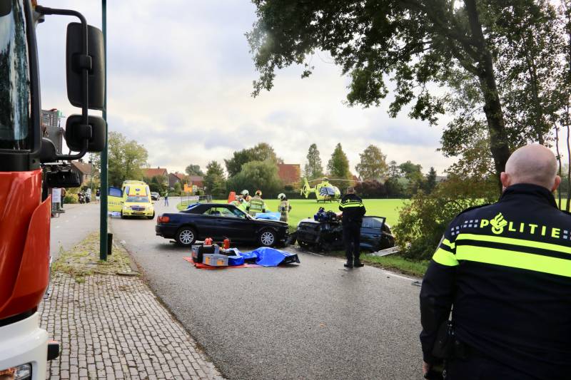 Vrouw bekneld bij frontale aanrijding