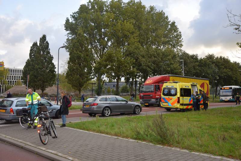 Automobilist ziet fietsster over het hoofd