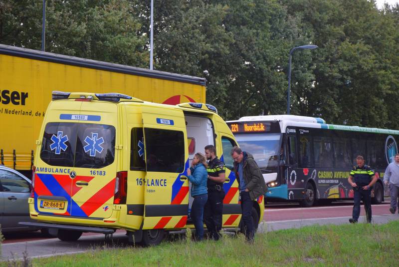 Automobilist ziet fietsster over het hoofd