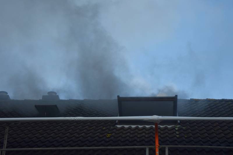 Werklieden ontdekken flinke zolderbrand in woning