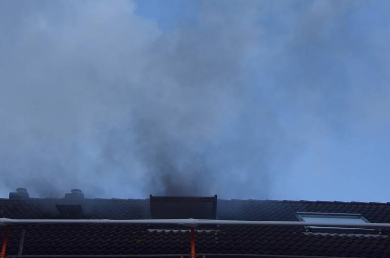 Werklieden ontdekken flinke zolderbrand in woning