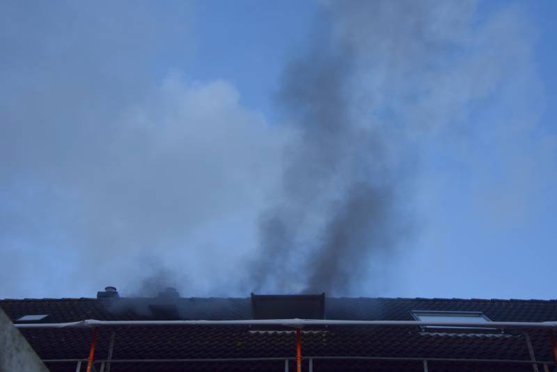 Werklieden ontdekken flinke zolderbrand in woning