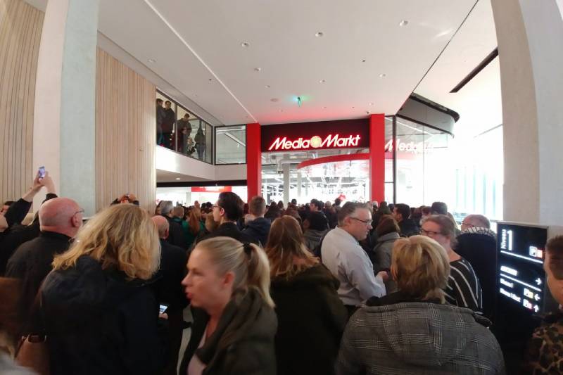 Enorme chaos bij opening 50e MediaMarkt voor gratis oordopjes