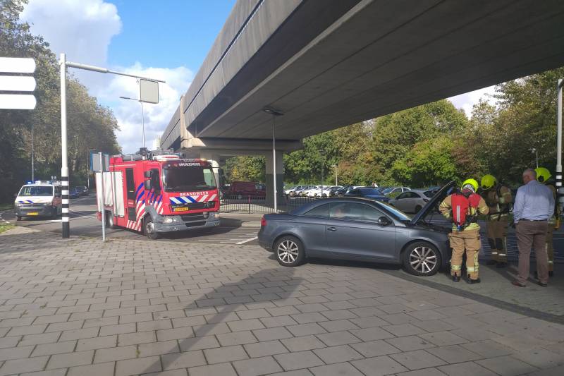 Auto begint spontaan te roken onder het rijden