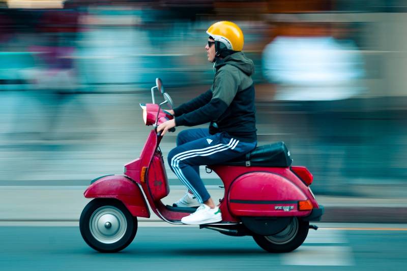 Scooterrijder met 20.000 euro boete aangehouden