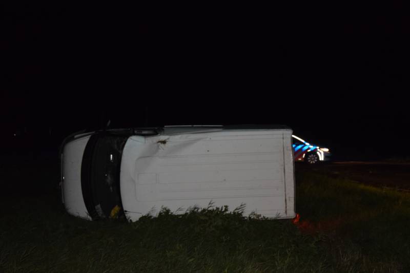 Bestelbus slaat over de kop