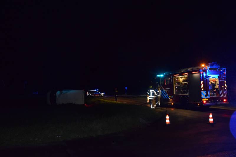 Bestelbus slaat over de kop