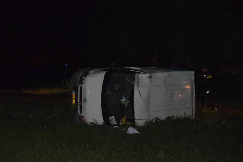 Bestelbus slaat over de kop