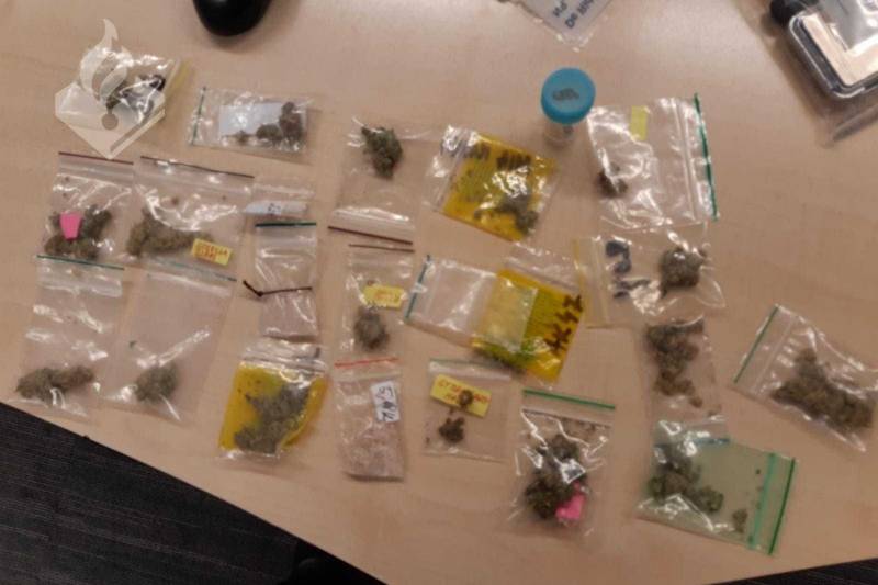 Stoned bestuurder met drugs en wapen aangehouden